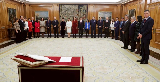 Los ministros del nuevo Gobierno momentos antes de jurar o prometer ante el rey en el acto de toma de posesión, con el presidente del Gobierno, Pedro Sánchez presente, este lunes en el Palacio de la Zarzuela. EFE/ Emilio Naranjo