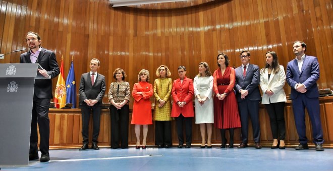 El nuevo Vicepresidente de Derechos Sociales y Agenda 2030, Pablo Iglesias (i) recibe su cartera de la vicepresidenta primera y ministra de Presidencia y Relaciones con las Cortes, Carmen Calvo (d) durante la toma de posesión en un acto celebrado en la se