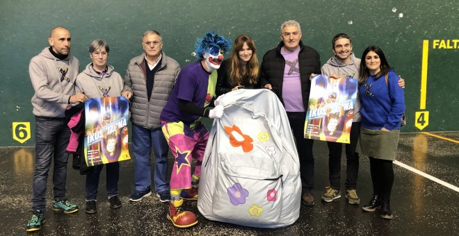 El payaso Porrotx junto a integrantes de Sare durante la presentación del acto que tendrá lugar el domingo en Donostia. SARE