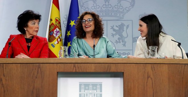 La portavoz del Gobierno y ministra de Hacienda, María Jesús Montero (c), acompañada por las ministras de Igualdad, Irene Montero (d), y de Educación, Isabel Celáa, durante la rueda de prensa posterior a la reunión del Consejo de Ministros, en el Palacio