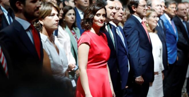 El líder del PP, Pablo Casado, a la izquierda de la foto, acompañando a la presidenta de la Comunidad de Madrid, Isabel Díaz Ayuso, que posa junto al presidente de la Junta de Andalucía, Juanma Moreno Bonilla. Juan Carlos Hidalgo / EFE