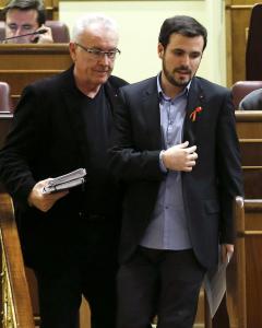 El candidato de IU a la Presidencia del Gobierno, Alberto Garzón, con el coordinador general de IU, Cayo Lara, antes de su intervención en el debate del estado de la nación. EFE/Chema Moya