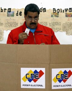 El Presidente de Venezuela, Nicolás Maduro, ejerce su derecho de voto en Caracas. REUTERS/Carlos Garcia Rawlins