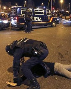 EFEUn agente detiene a un manifestante tras los disturbios del 22-M, en el centro de Madrid. EFE