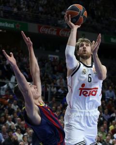 El ala-pívot argentino del Real Madrid, Andrés Nocioni, lanza a canasta ante el alero croata del F. C. Barcelona, Mario Hezonja. /Alberto Martín (EFE)