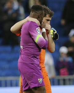 Los porteros del Real Madrid, Iker Casillas, y EL del Málaga, Kameni, al término en el estadio Santiago Bernabéu, en Madrid. EFE/Ballesteros