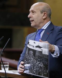 El ministro de Educación, José Ignacio Wert, durante su intervención en la sesión de control al Ejecutivo que se celebra hoy en el Congreso. EFE/Fernando Alvarado