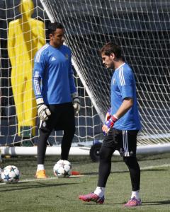 Iker Casillas y Keylor Navas durante uno de sus entrenamientos / Reuters