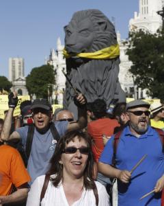 Un momento de la manifestación convocada por el 15M con el lema '2015M: No nos amodazarán. La lucha sigue en las calles' que discurre entre Cibeles y la Puerta del Sol, en Madrid. Efe/Kiko Huesca