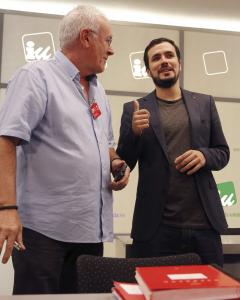 El coordinador federal de IU, Cayo Lara, conversa con el candidato de la formación a la Presidencia del Gobierno, Alberto Garzón, poco antes de la reunión del Consejo Político de IU en Madrid. EFE/Alberto Martín