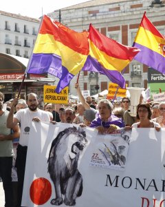 Los participantes en la manifestación convocada por la Coordinadora 25S contra la Monarquía, que ha marchado desde la Puerta del Sol hasta el Palacio Real. EFE/Alberto Martín