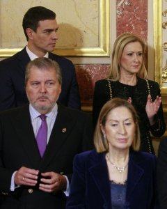 El candidato del PSOE a presidente del Gobierno, Pedro Sánchez, junto a la presidenta de la Comunidad de Madrid, Cristina Cifuentes, y los ministros de Educación, Iñigo Méndez de Vigo, y Fomento, Ana Pastor, durante la recepción celebrada en el Congreso d