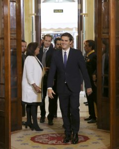 El líder de Ciudadanos y candidato a la Presidencia del Gobierno, Albert Rivera, a su llegada a la recepción celebrada en la Cámara Baja con motivo del XXXVII aniversario de la Constitución. EFE/Ballesteros