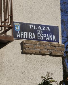 Placa identificativa de la plaza 'Arriba España' de Madrid que cambiará su nombre en los próximos seis meses. EFE/Zipi