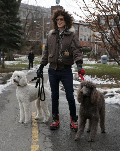 Andrea Constand, la mujer que acusa de abuso sexual al actor Bill Cosby, con sus perros en Toronto (Canadá), donde reside actualmente. REUTERS/Mark Blinch