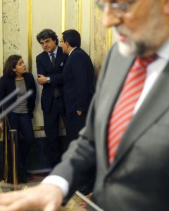 La vicepresidenta del Gobierno en funciones, Soraya Saénz de Santamaría, conversa entre otros,con Jorge Moragas,  director de la campaña electoral de PP durante la comparecencia del presidente del Gobierno en funciones, Mariano Rajoy, tras la reunión que