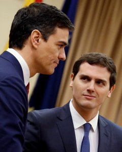 El secretario general del PSOE, Pedro Sánchez (i), y el presidente de Ciudadanos, Albert Rivera,