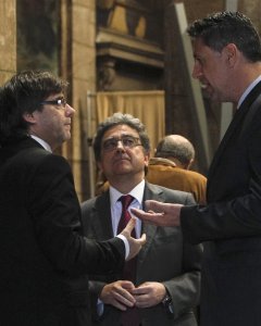 El presidente de la Generalitat, Carles Puigdemont, conversa con los líderes del PPC Xavier García Albiol y Enric Millo, momentos antes de la cumbre política y social en defensa de la ley de emergencia social frente al recurso del Gobierno. EFE/Quique Gar