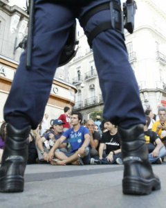 Integrantes y simpatizantes del Movimiento 15-M durante la asamblea celebrada en la madrileña Puerta del Sol. (Efe)