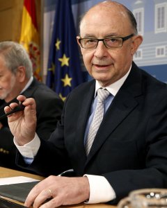 El ministro de Hacienda en funciones, Cristóbal Montoro, durante la rueda de prensa para explicar los acuerdos adoptados por la Comisión Delegada de Asuntos Económicos. EFE/Sergio Barrenechea