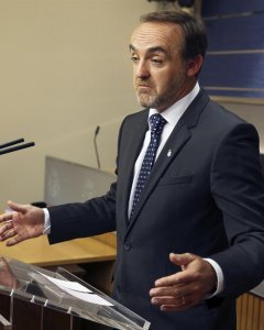 El presidente de Unión del Pueblo Navarro (UPN), Javier Esparza, durante la rueda de prensa ofrecida en el Congreso de los Diputados tras la audiencia con el rey Felipe. EFE