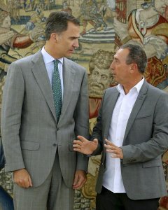 El rey Felipe recibe en el Palacio de la Zarzuela al portavoz de Compromís, Joan Baldoví (d), en la segunda jornada de su ronda de consultas con las formaciones políticas parlamentarias para proponer un candidato a la Presidencia del Gobierno. EFE