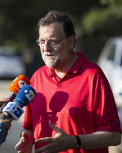 El presidente del Gobierno en funciones, Mariano Rajoy, hace unas declaraciones alos medios tras tras finalizar su paseo matutino en la zona donde descansa estos días en la provincia de Pontevedra. EFE/Óscar Corral