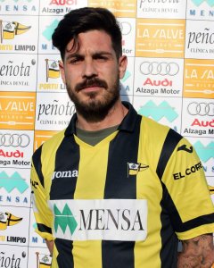 Paul Abasolo, con la camiseta del Portugalete, el día de su presentación como nuevo jugador del equipo.