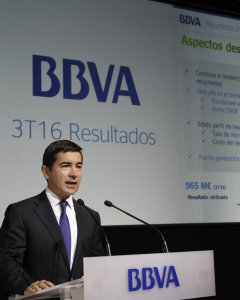 El consejero delegado del BBVA, Carlos Torres, durante la rueda de prensa ofrecida para presentar los resultados de la entidad hasta septiembre. EFE/Víctor Lerena