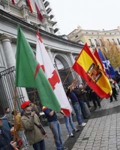 Unas 200 personas se han concentrado en la Plaza de Oriente de Madrid para recordar y homenajear a Francisco Franco cuando se cumplen 41 años de su muerte. EFE/Zipi