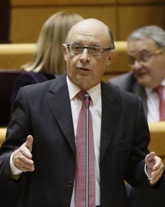 El ministro de Hacienda, Cristóbal Montoro, responde a una pregunta en el pleno del Senado durante la primera sesión de control al Gobierno de la doudécima legislatura. EFE/Fernando Alvarado