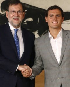 El presidente del Gobierno y del PP, Mariano Rajoy, y el líder de Ciudadanos, Albert Rivera, tras una de sus reuniones del pacto de investidura. Archivo EFE