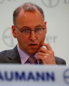 El consejero delegado de Bayer, Werner Baumann, durante la rueda de prensa de presentación de los resultados anuales en la ciudad alemana de Leverkusen. REUTERS/Wolfgang Rattay