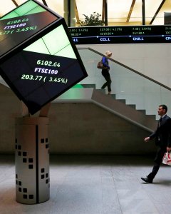 Varias personas en el vestíbulo de la Bolsa de Londers (London Stock Exchange, LSE). REUTERS/Suzanne Plunkett