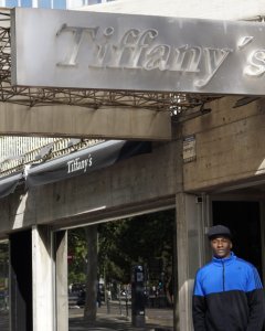 Djiby posa frente a la discoteca Tiffany´s / Es Racismo (Youssef Ouled)