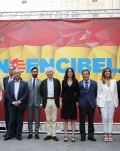 La galería de cristal del Palacio de Cibeles, con un bandera de España en la que se podía leer 'No en Cibeles', ha acogido el acto en el que los populares han reiterado su 'compromiso inquebrantable' con la Constitución española. /EUROPA PRESS