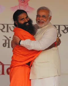 El actual primer ministro indio, Narendra Modi, en una foto de 2014 duante la campaña electoral abrazado al gurú del yoga Baba Ramdev. REUTERS/Adnan Abidi