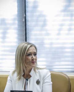 La presidenta regional, Cristina Cifuentes, al inicio de su comparecencia en la comisión de investigación por corrupción de la Asamblea de Madrid sobre los contratos de adjudicación de la cafetería del Parlamento en 2009 y 2011. EFE/Emilio Naranjo