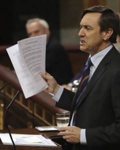 El portavoz parlamentario del PP, Rafael Hernando, durante su intervención en el Congreso para responder al líder de Podemos, Pablo Iglesias, en la segunda jornada del debate de la moción de censura de Unidos Podemos contra el Gobierno de Mariano Rajoy. E