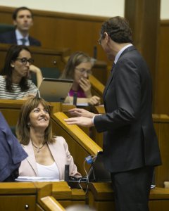 La portavoz del PSE-EE, Idoia Mendía, charla con el dirigente del PP vasco, Alfonso Alonso, durante el pleno ordinario del Parlamento Vasco. EFE/David Aguilar