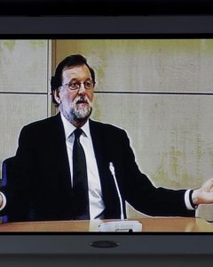 Imagen del monitor de la sala de prensa de la Audiencia Nacional de San Fernando de Henares del presidente del Gobierno, Mariano Rajoy, prestando declaración como testigo en el macrojuicio de corrupción de la trama Gürtel. EFE/Chema Moya