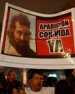 Un manifestante sostiene una pancarta reclamando la aparición con vida de Santiago Maldonado, un joven que desapareció hace dos semanas tras participar en una serie de protestas de la comunidad indígena mapuche en la provincia de Chubut, en el sur del paí