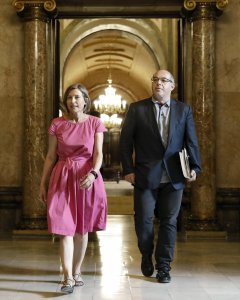 La presidenta del Parlament, Carme Forcadell, acompañada por el vicepresidente primero de la Mesa, Lluis Guinó, tras la reunión de la Mesa de la cámara autonómica. EFE/Andreu Dalmau