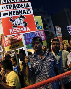 Un migrante participa en la marcha antifascita en recuerdo del rapero Pavlos Fyssas asesinado por un simpatizante del partido neonazi Amanecer Dorado. EFE/EPA/YANNIS KOLESIDIS