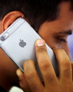 Un hombre habla con su IPhone en en ueva Delhi. REUTERS/Adnan Abidi