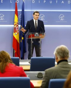 El presidente de Ciudadanos, Albert Rivera, durante la  rueda de prensa que ha ofrecido en el Congreso de los Diputados, para hacer balance de un 2017. EFE/ J.P.Gandul