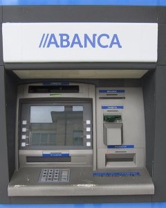 Un cajero automático de una oficia de la entidad gallega Abanca. E.P.