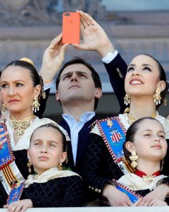 El presidente de Ciudadanos, Albert Rivera, toma una imagen en la Mascletá desde el balcón del Ayuntamiento durante el disparo de la tradicional Mascletá en su visita a las fallas. EFE/Kai Försterling