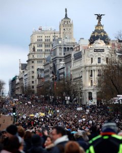 Vista general de la manifestación convocada por diversos colectivos en Madrid para protestar contra la ley mordaza justo cuando se cumplen tres años de su aprobación. EFE/Javier Lizón