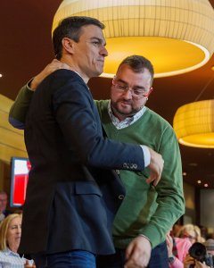 El secretario general del PSOE, Pedro Sánchez, con el líder de los socialistas asturianos, Adrián Barbón, en un acto sobre pensiones celebrado en Oviedo. EFE/ Alberto Morante